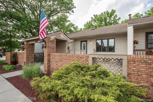Property Slideshow image 2 of 38 | 62292 yorktown dr 2, Southlyoncity_oakland, MI, 48178