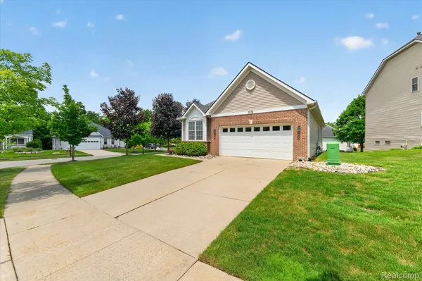 Property Slideshow image 2 of 47 | 3576 riverside dr, Auburnhillscity_oakland, MI, 48326