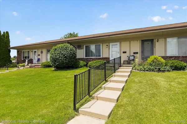 Property Slideshow image 2 of 34 | 25245 franklin ter 3, Southlyoncity_oakland, MI, 48178