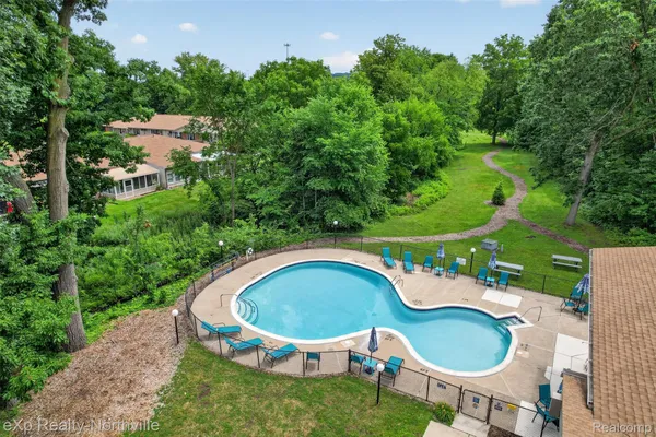 Property Slideshow image 2 of 47 | 25157 franklin ter 7, Southlyoncity_oakland, MI, 48178