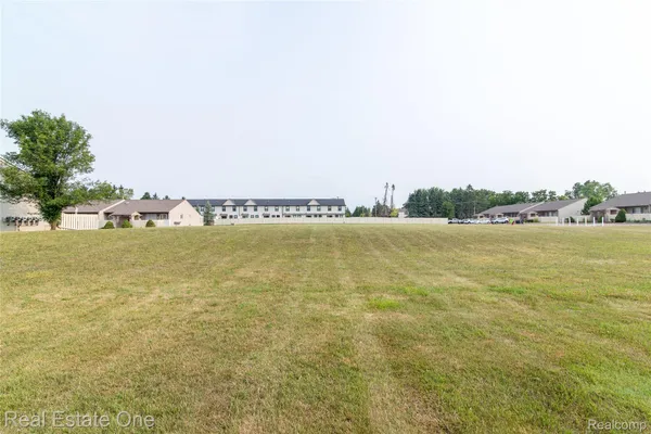 Property Slideshow image 3 of 28 | 61702 williamsburg 2, Southlyoncity_oakland, MI, 48178
