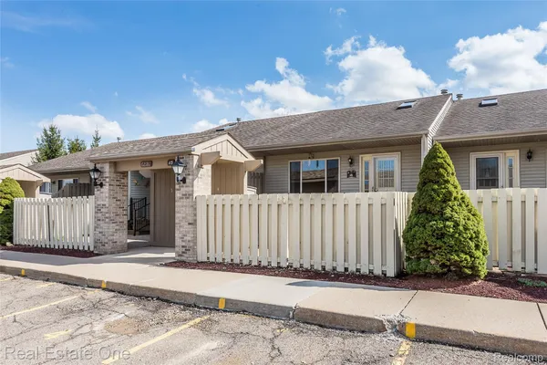 Property Slideshow image 2 of 32 | 62181 arlington cir 4, Southlyoncity_oakland, MI, 48178