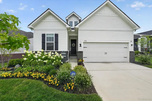 Property Slideshow image 2 of 50 | 1708 sunflower ln, Milfordchartertownship_oakland, MI, 48381