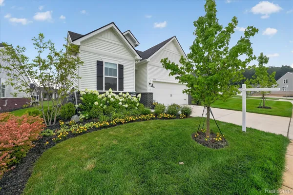 Property Slideshow image 3 of 50 | 1708 sunflower ln, Milfordchartertownship_oakland, MI, 48381