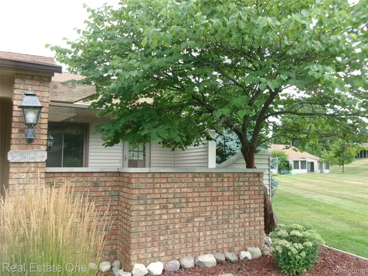 Property Slideshow image 2 of 12 | 25111 hamilton ct 6, Southlyoncity_oakland, MI, 48178