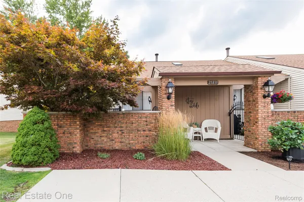Property Slideshow image 2 of 42 | 25831 lexington dr 1, Southlyoncity_oakland, MI, 48178