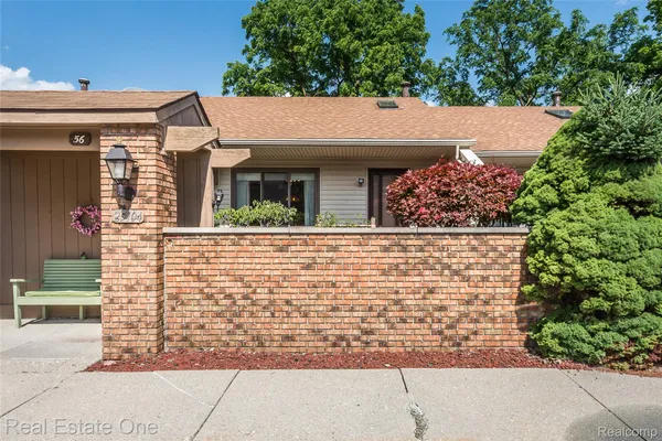 Property Slideshow image 2 of 37 | 25104 hamilton ct # 4, South Lyon, MI, 48178