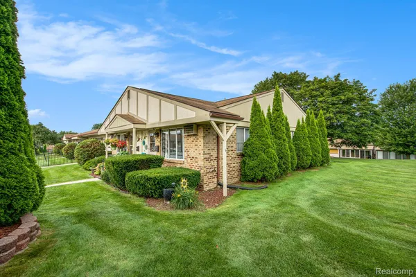 Property Slideshow image 3 of 28 | 25235 franklin ter # 8, South Lyon, MI, 48178