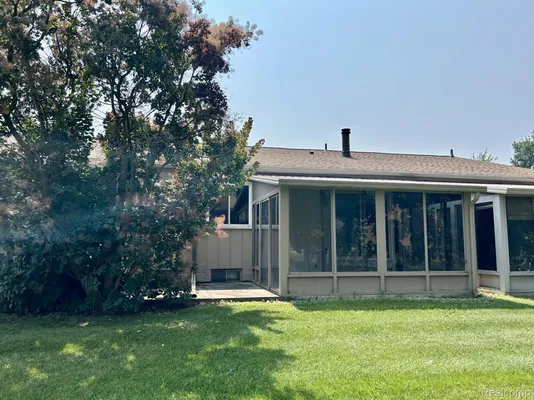 Property Slideshow image 2 of 27 | 25323 potomac dr 2, Southlyoncity_oakland, MI, 48178