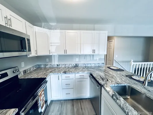 Property Slideshow image 3 of 27 | 25323 potomac dr 2, Southlyoncity_oakland, MI, 48178