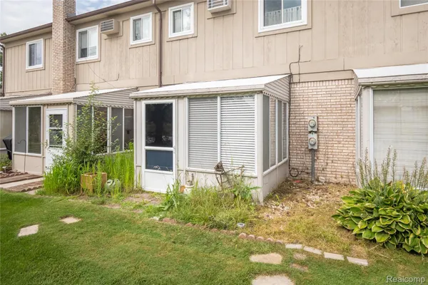 Property Slideshow image 2 of 36 | 61021 heritage blvd # 4, South Lyon, MI, 48178