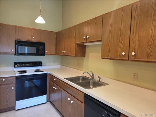 Property Slideshow image 3 of 15 | 62310 arlington cir unit 4, South Lyon, MI, 48178