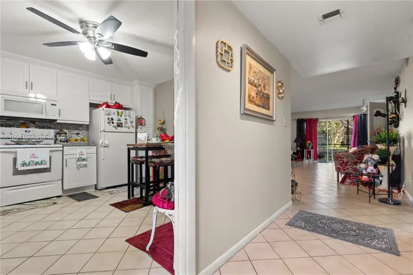 Property Slideshow image 3 of 20 | 281 s hollybrook dr 103, Pembroke Pines, FL, 33025