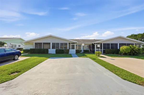 Property Slideshow image 3 of 60 | 3471 christopher st, West Palm Beach, FL, 33417