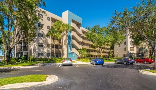Property Slideshow image 2 of 31 | 1100 colony point cir 105, Pembroke Pines, FL, 33026