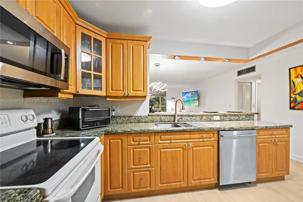 Property Slideshow image 3 of 28 | 424 se 10th st 104, Dania Beach, FL, 33004
