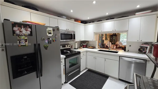 Property Slideshow image 2 of 42 | 1101 colony point cir 218, Pembroke Pines, FL, 33026