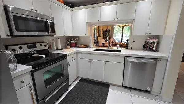 Property Slideshow image 3 of 42 | 1101 colony point cir 218, Pembroke Pines, FL, 33026