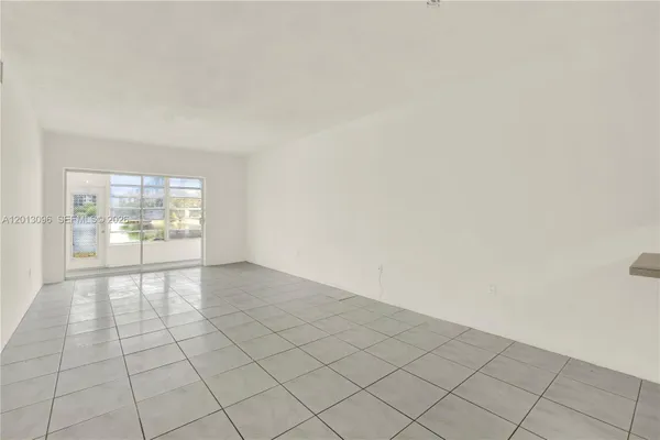 Property Slideshow image 3 of 24 | 285 ne 191st st 2911, Miami, FL, 33179