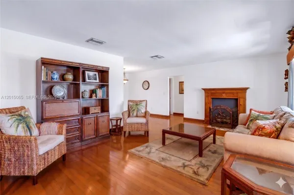Property Slideshow image 2 of 22 | 4605 nw 47th ct, Tamarac, FL, 33319