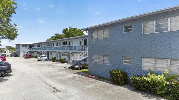 Property Slideshow image 3 of 30 | 300 ne 191st st 219, Miami, FL, 33179