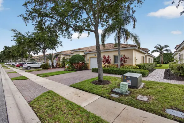 Property Slideshow image 3 of 49 | 2368 windjammer way, West Palm Beach, FL, 33411