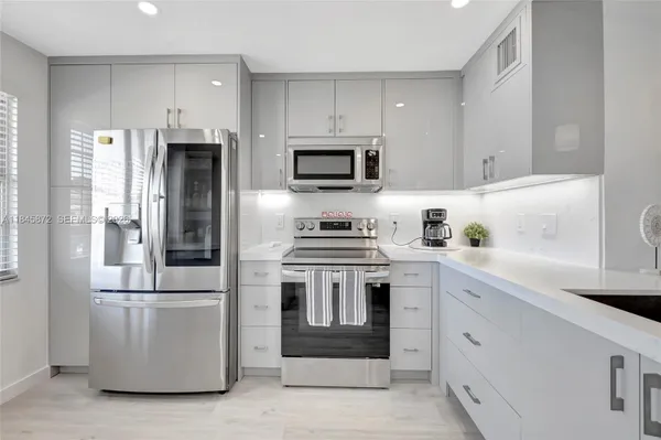 Property Slideshow image 2 of 32 | 2101 lucaya bnd e3, Coconut Creek, FL, 33066