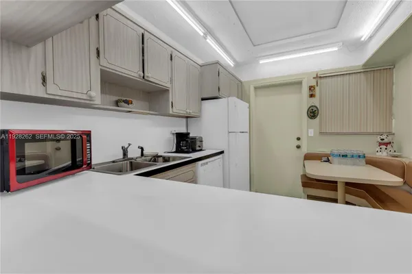 Property Slideshow image 3 of 20 | 215 se 3rd ave 407b, Hallandale Beach, FL, 33009