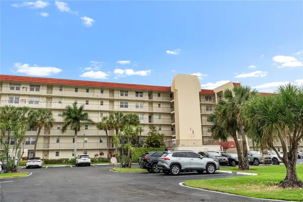 Property Slideshow image 2 of 28 | 3959 via poinciana 605 605, Lake Worth, FL, 33467