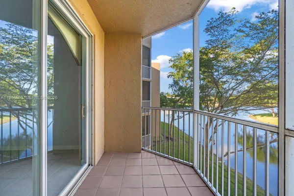 Property Slideshow image 2 of 24 | 7623 southampton ter 312, Tamarac, FL, 33321