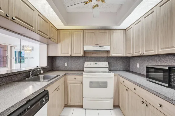 Property Slideshow image 2 of 68 | 900 sw 128th ave 103d, Pembroke Pines, FL, 33027