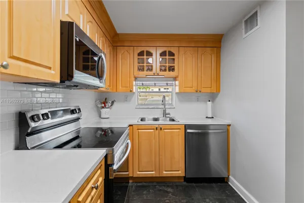 Property Slideshow image 3 of 31 | 691 s hollybrook dr 26105, Pembroke Pines, FL, 33025