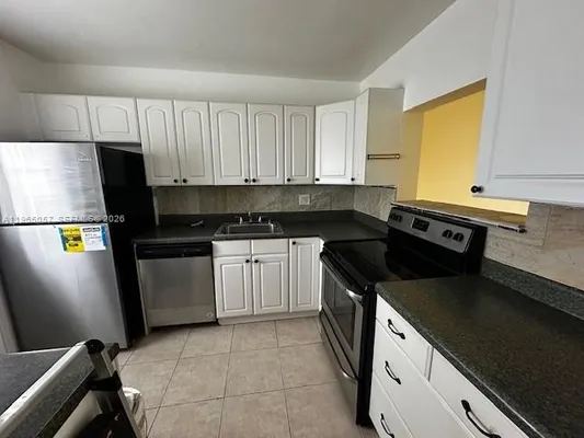 Property Slideshow image 2 of 26 | 2223 park ln 304, Hollywood, FL, 33021
