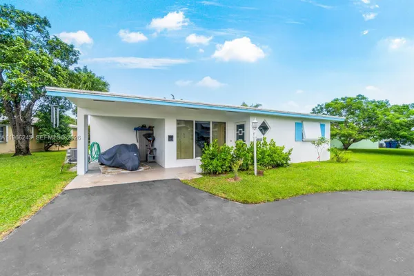 Property Slideshow image 3 of 25 | 3201 abbott ln 110, Hollywood, FL, 33021