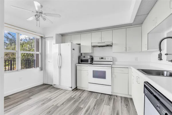 Property Slideshow image 2 of 37 | 550 sw 138th ave 309k, Pembroke Pines, FL, 33027