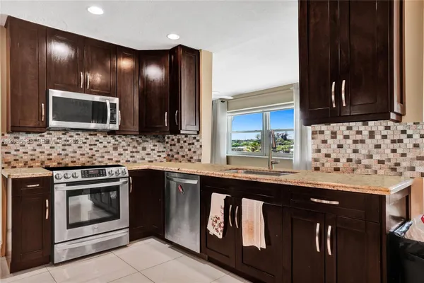 Property Slideshow image 2 of 40 | 215 se 3rd ave 501c, Hallandale Beach, FL, 33009