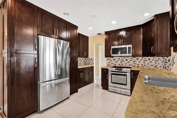 Property Slideshow image 3 of 40 | 215 se 3rd ave 501c, Hallandale Beach, FL, 33009