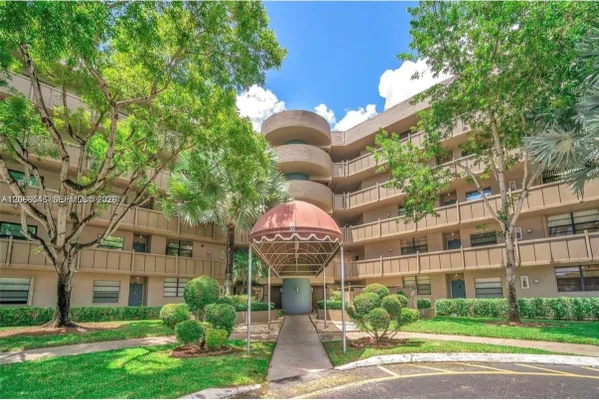 Property Slideshow image 2 of 8 | 901 colony point cir 111, Pembroke Pines, FL, 33026