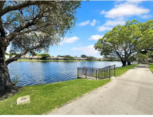 Property Slideshow image 3 of 8 | 901 colony point cir 111, Pembroke Pines, FL, 33026