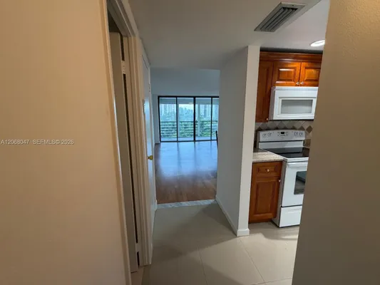 Property Slideshow image 3 of 12 | 20500 w country club dr 517, Aventura, FL, 33180