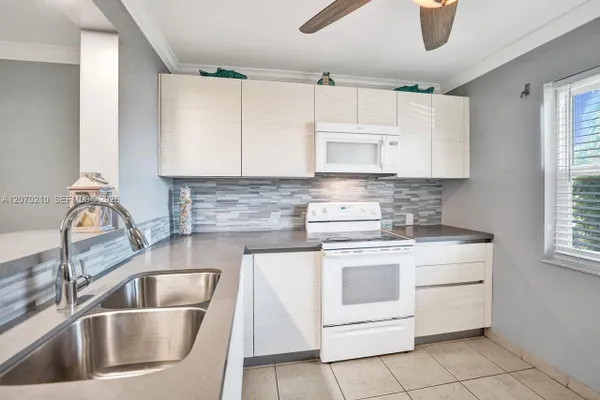 Property Slideshow image 3 of 44 | 325 se 11th ter 107, Dania Beach, FL, 33004