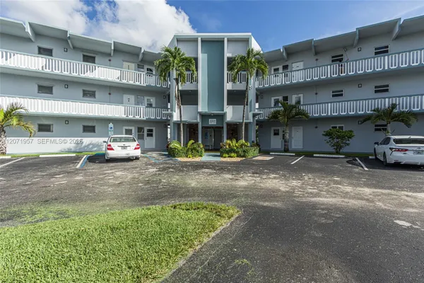 Property Slideshow image 3 of 31 | 2223 park ln 314, Hollywood, FL, 33021