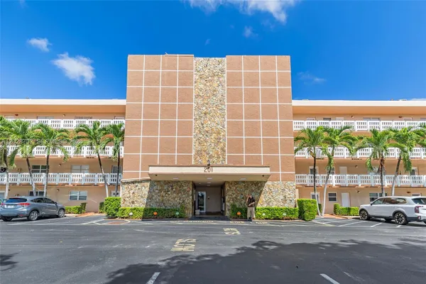 Property Slideshow image 2 of 26 | 201 se 11th ter 102, Dania Beach, FL, 33004