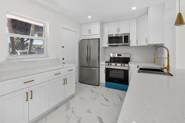 Property Slideshow image 2 of 26 | 201 se 11th ter 102, Dania Beach, FL, 33004