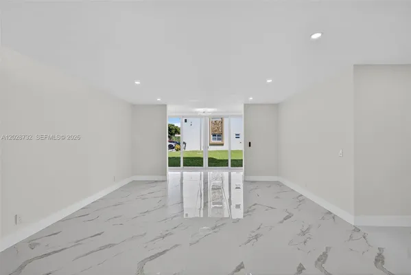 Property Slideshow image 3 of 26 | 201 se 11th ter 102, Dania Beach, FL, 33004