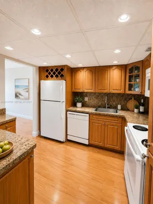 Property Slideshow image 3 of 10 | 900 saint charles pl l6, Pembroke Pines, FL, 33026