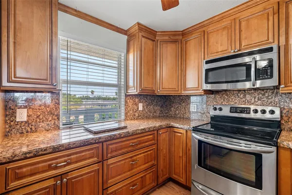 Property Slideshow image 3 of 31 | 325 se 11th ter 308, Dania Beach, FL, 33004