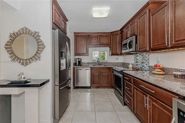 Property Slideshow image 3 of 27 | 9410 n hollybrook lake dr 11109, Pembroke Pines, FL, 33025