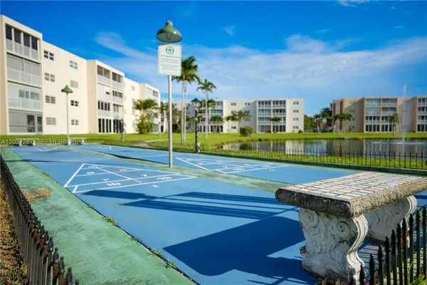 Property Slideshow image 2 of 35 | 1024 se 3rd ave 102, Dania Beach, FL, 33004