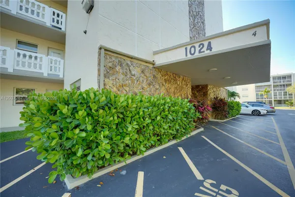 Property Slideshow image 2 of 31 | 1024 se 3rd ave 102, Dania Beach, FL, 33004